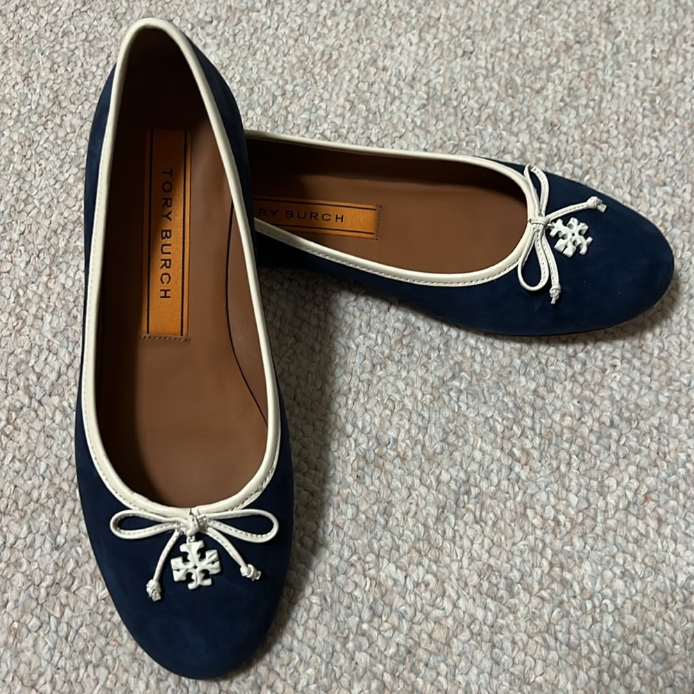 Tory Burch Logo Charm Ballet Flats - Picture 11 of 14